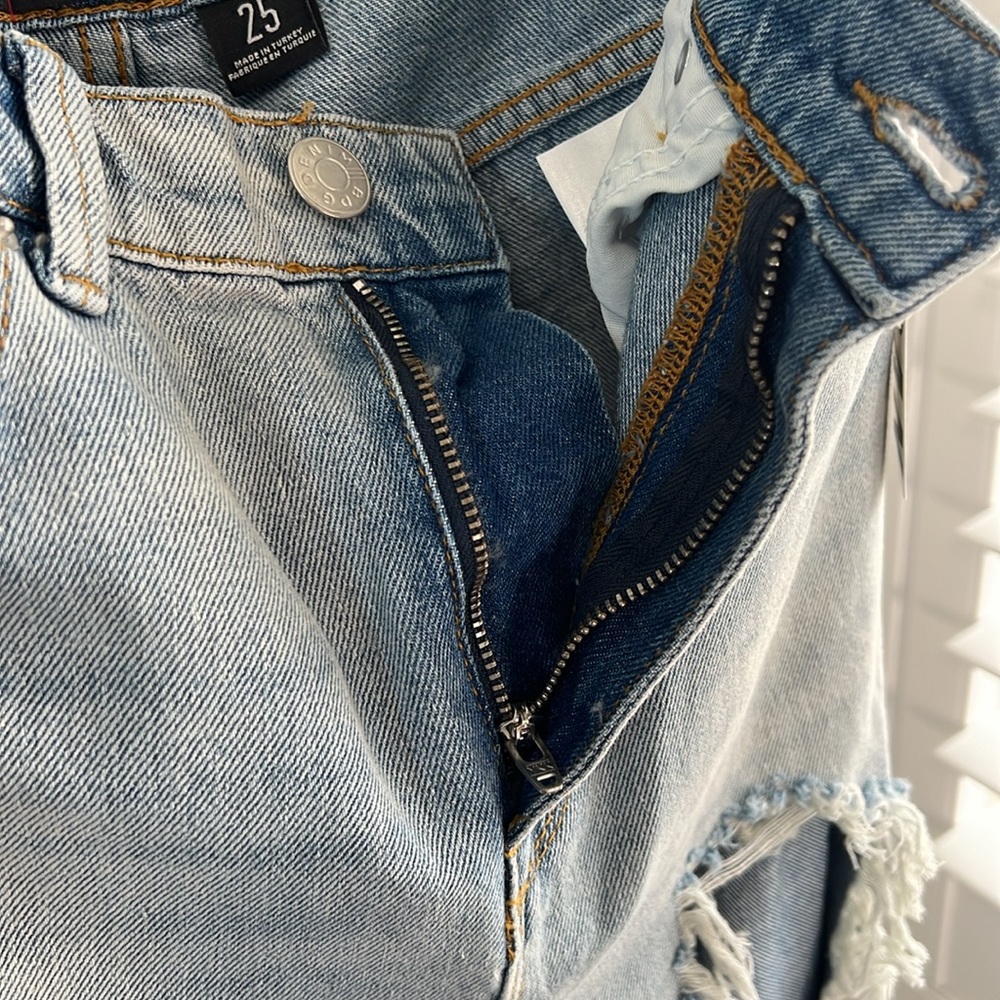 BDG Mom high-rise distressed jeans jeans. Size 25. Retails $69 NWT. - Picture 12 of 17